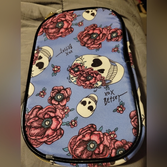 Betsey Johnson Makeup Bag Skulls and flowers - Picture 2 of 3